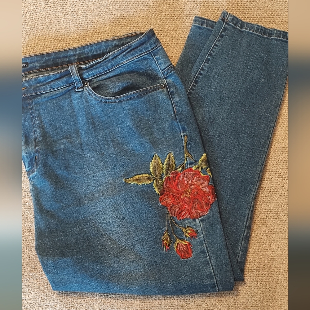 Elliott & Vine, light-wash blue jeans, floral-embroidered crop, size 18W